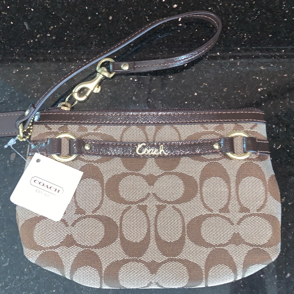 *NWT* Signature Coach Tan/Khaki Wristlet ⭐️👜